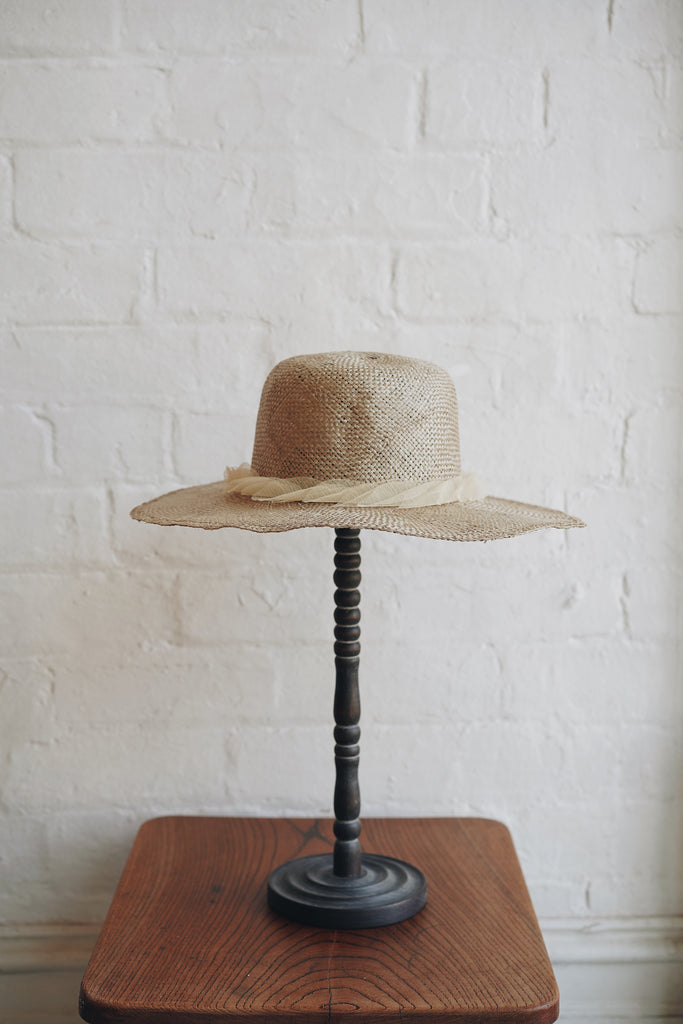 Wica Grocery - Tanned Straw Hat with Dried Leaf Décor
