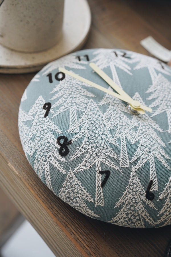 minä perhonen - Land Theater Clock