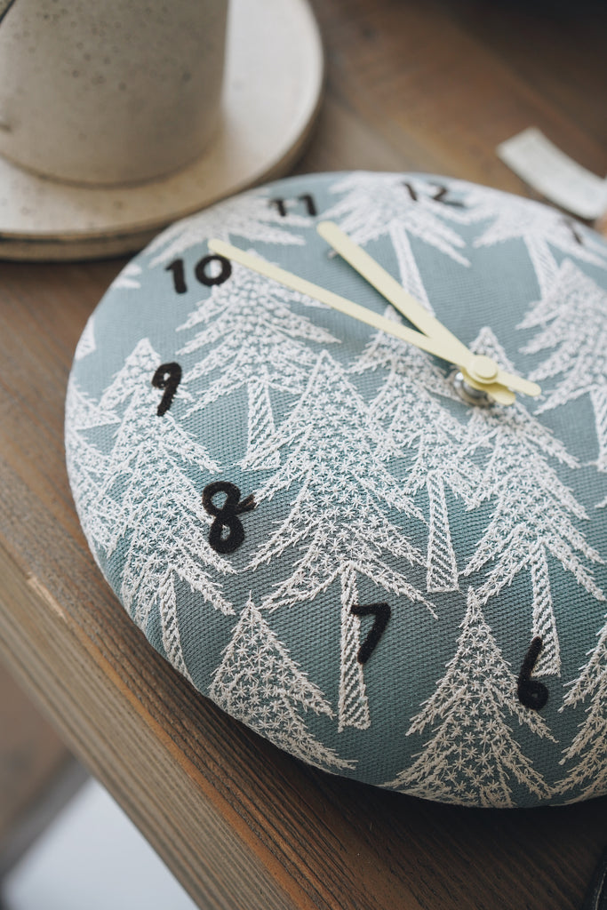 minä perhonen - Land Theater Clock