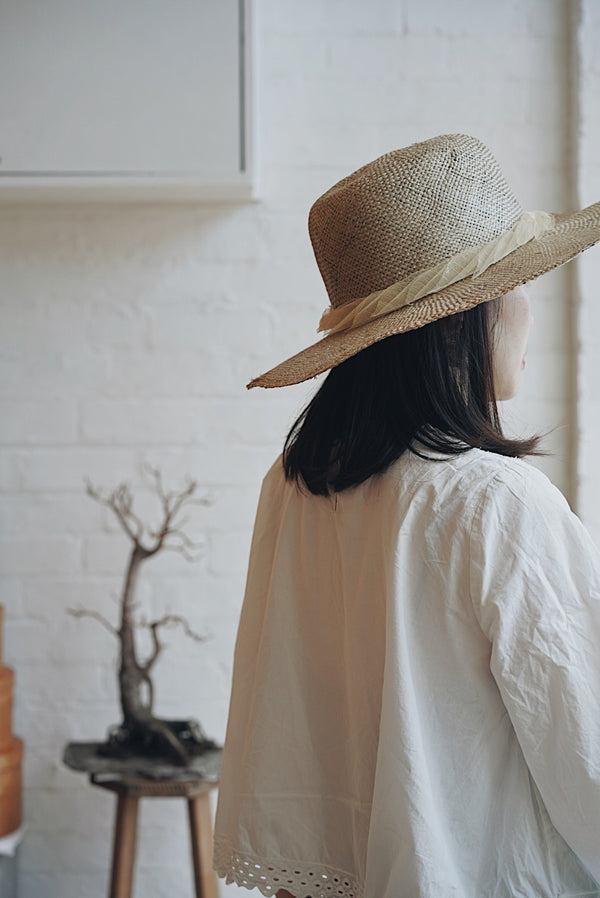Wica Grocery - Tanned Straw Hat with Dried Leaf Décor