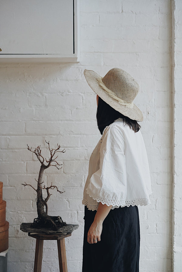 Wica Grocery - Tanned Straw Hat with Dried Leaf Décor