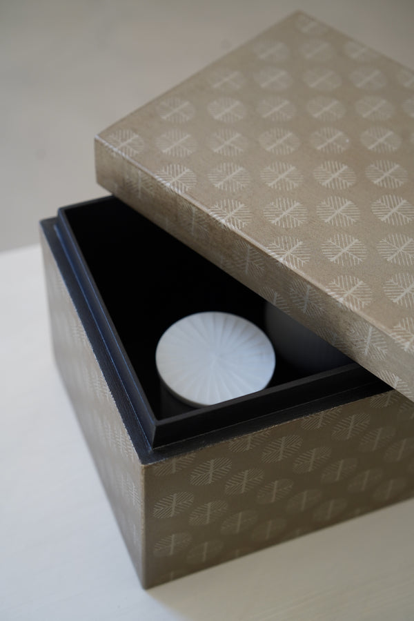 Junko Yashiro - Wooden tea box with hand-drawn tin lacquered Karamatsu motifs in Yoshino cedar