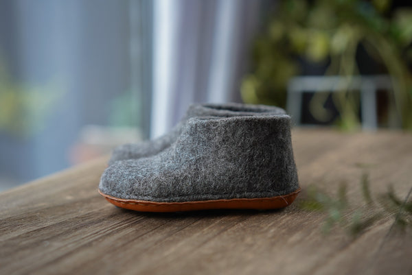 Hemskor - Wool felted booties for kids grey