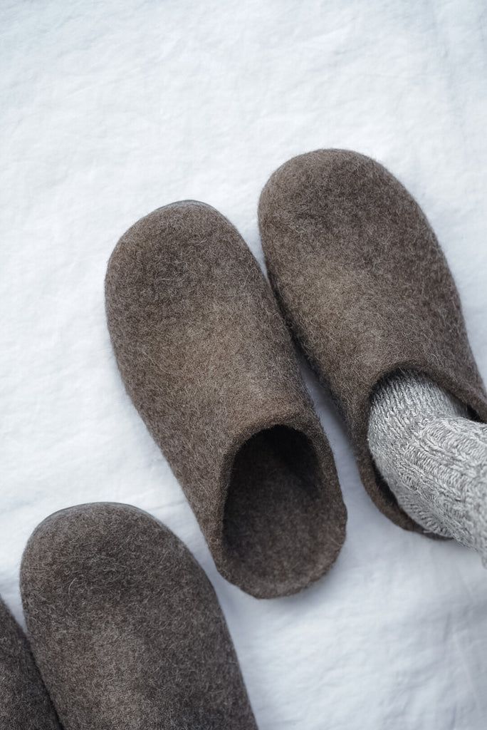 Hemskor - Wool felted slippers Brown