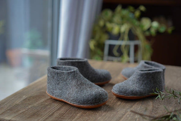 Hemskor - Wool felted booties for kids grey