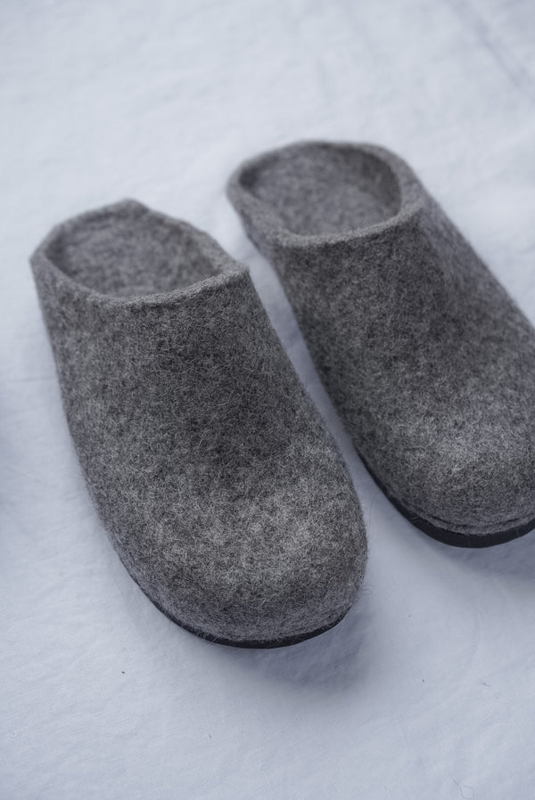 Hemskor - Wool felted slippers Grey